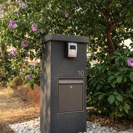 With Pool בית אירוח