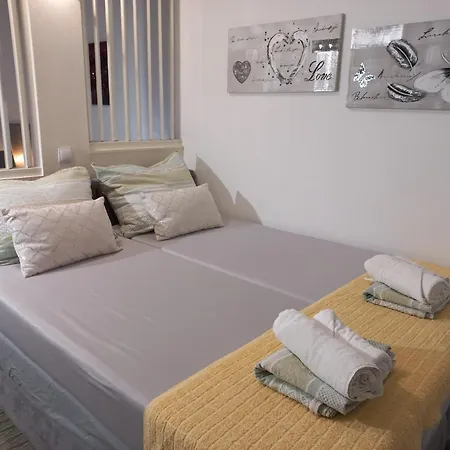 With Pool Alloggio in famiglia