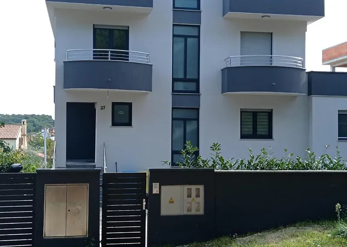 With Pool Privatunterkunft *