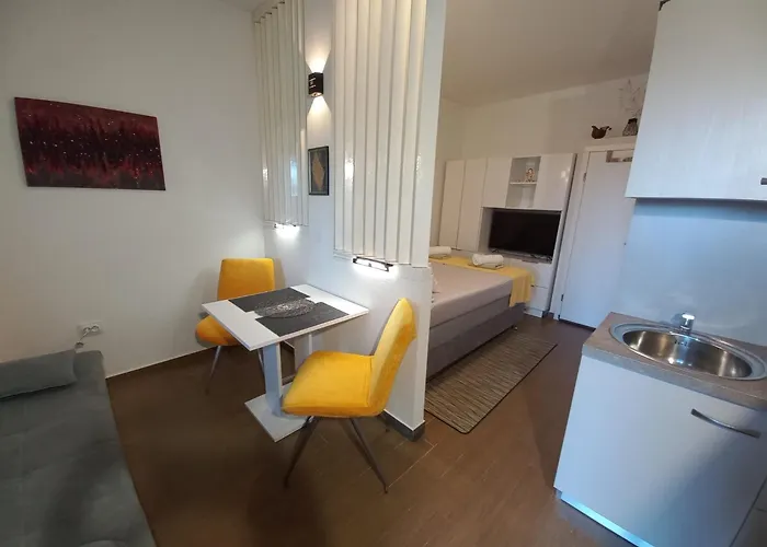 With Pool Privatunterkunft *