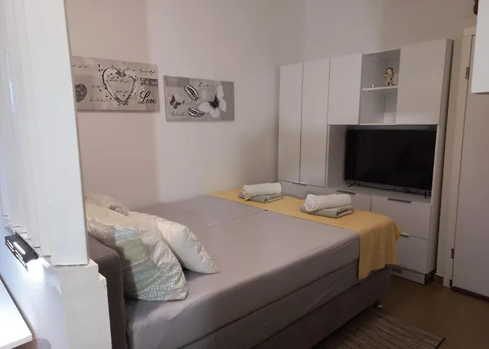 With Pool Privatunterkunft Pula