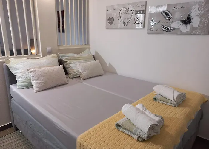 With Pool Privatunterkunft