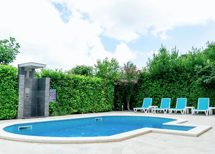 With Pool Ostanak kod kuće *